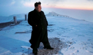 Ким Чен Ын покорил корейский «Эверест» в Фотошопе?